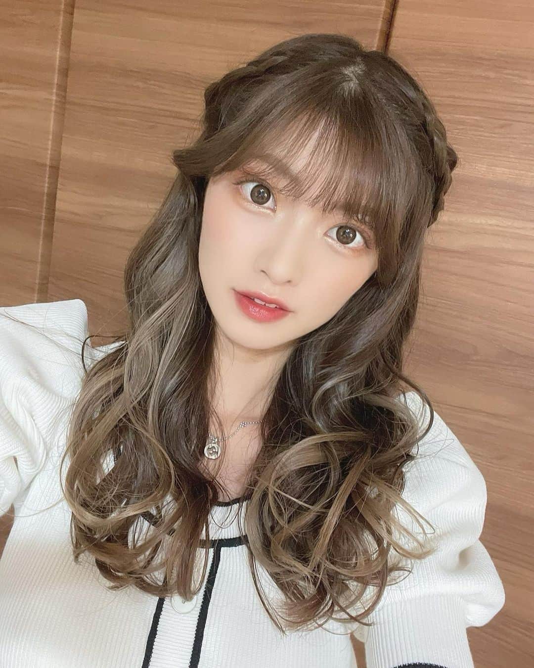 中山星香のインスタグラム：「いぬ❕🐾  髪巻きすぎてこの後ブラシでとかしましたさすがに」