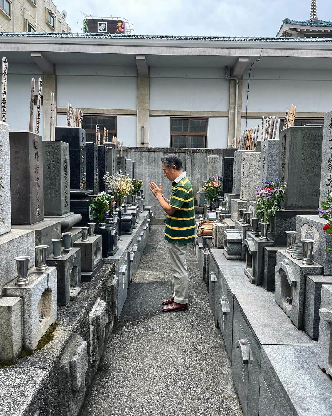 小堺大輔さんのインスタグラム写真 - (小堺大輔Instagram)「. 昨日は東京のお盆。 毎年誕生日の次の日がお盆。 改めて良い日に産んでくれたなぁと思う。 朝から親父と2人で浅草へお墓参り。  その後親父行きつけの鰻屋へ久しぶりのサシのみ。 近況を交え日本酒を飲みながら良い時間。 こうやって幸せな誕生日を迎えれるのもひとえに両親や御先祖様のお陰。 76歳にして極真空手黒帯、今年の夏は全国大会に出てみようと思うとの事。 元気で何よりだし、俺も見習って運動をしないと後を追いかけて行けないなと。  夜はもう一つのファミリー達といつもの寿司結う翼を貸切りで。 これも恒例になりつつですが もうみんな10年以上、なかには30年以上の仲間達と大笑いしながら美味い寿司と美味い酒を飲み、本当に楽しい時間。  一夜経ってもまだ余韻が。 なんだかとっても幸せな1日を過ごせました。  この人生、ただただ人に恵まれた事が全てかと。 改めてそう思わされる良い時間でした。  本当にみんなありがとう。  #mybirthday」7月14日 22時13分 - daisuke_kosakai