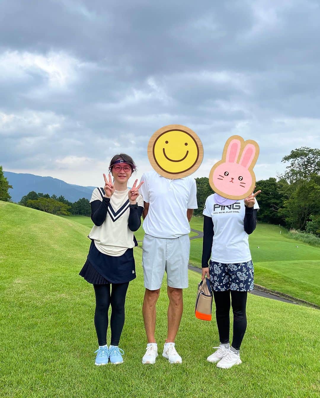 のインスタグラム：「鹿の待つゴルフ場⛳️🦌  鹿親子でご飯食べながら移動中。  「これ打てないよねー？打てないよねー？」わかっているのに確認する私の声入ってます😆😆😆 ほのぼのでした。  そして、このスコアの一部を見てください。 1番上が私で、真ん中は友人、1番下が娘です。 ゴルフ始めてまだ１、２年なのに、 ６ホール中パーが４つ！！ でも！トータルではまだ負けてない！まあ、、もう時間の問題です😂😂😂 ドライバーもめちゃくちゃ飛ぶし、アプローチも上手い！パターも上手い！ 飛びすぎてOB出ちゃったりするくらいです。  娘がグリップから教えてもらった人のおかげ。 そう！その人は。。。 この私です👍👍👍 教えてるのに私はできないのです。😆 しかし、１ヶ月に一回行くか行かないかなのによく上手くなれるなーと感心しちゃいます。  さあ、全英オープン、ジョコビッチとシナー2人とも大好きなプレイヤーなので今日はどちらかではなくどちらも応援します！  #ゴルフ#鹿#進歩#友人はシングルプレイヤー#私のゴルフの先生になってもらってます^_^」