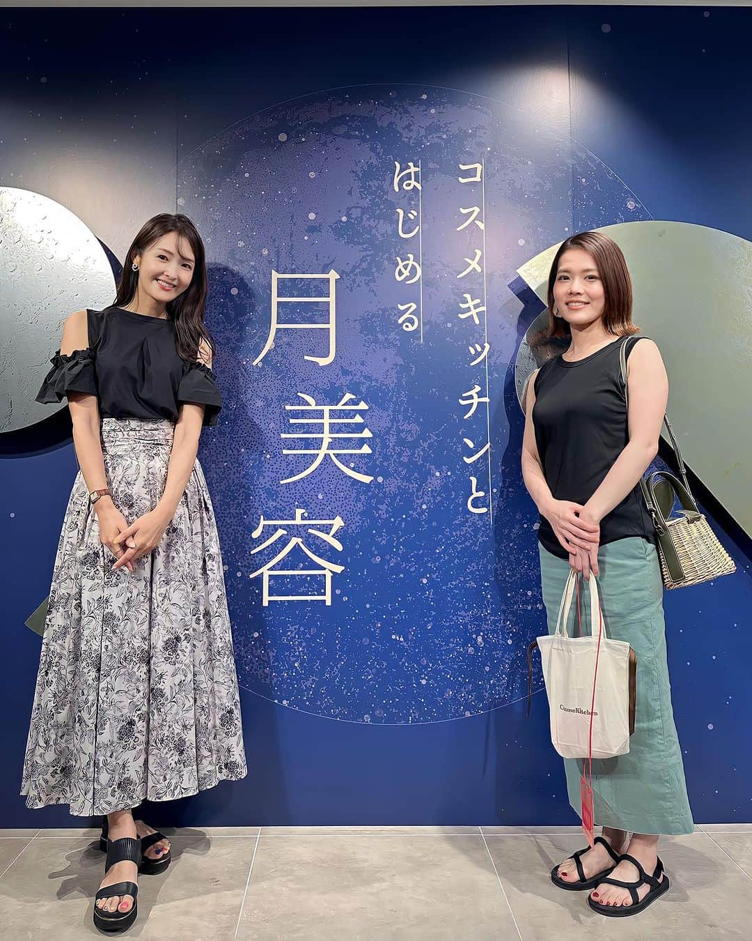 大西暁子のインスタグラム：「コスメキッチン秋の展示会へ🍂  今回のテーマは 『月美容🌕』 　  以前から興味があったものの、ふわふわした知識だったので今回を機に色々と勉強してきましたっ🫡🌿 　 　 満月から新月🌚→ 身体の中の余計なものを体の外へ排出しようとする時期。 デトックスに最適◎  新月から満月🌝→吸収力が高まる時期。 上質な栄養をやしっかりとしたスキンケア◎  月と肌のターンオーバー・女性の月経のリズムが似ていることから、月の満ち欠けに寄り添った美容法を取り入れることで心地よい毎日へ繋がるとも✨ 　 　  いつも新作を楽しみつつ 新たな美容を学ぶことが出来てひたすら楽しい時間です💓 　 　 その他新作コスメもときめくラインナップで 心もお肌も癒されました🥹💓✨  　 発売が楽しみなアイテムばかり😌😌😌 　 @cosmekitchen  @makeupkitchen_official   #コスメキッチン　#月美容」