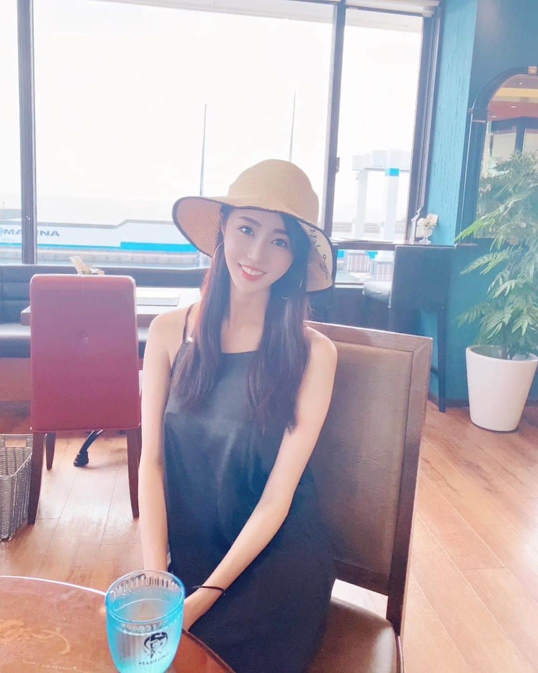 竹内紫麻のインスタグラム：「Ciao  古くからの友人が ヨーロッパに引っ越してしまうので😢  お昼に送別会 @hayamamarina_official をしました🍖  @marlowe_hayama  鎌倉野菜がたっぷりのランチが とっても美味しかったよ😍  夕方からお仕事があったので 大好きな海には入れませんでしたが😢  大切な友人が出発🛫してしまう前に、 顔が見られて良かったな😍  私は運転🚗があったので、 ドイツ🇩🇪のノンアルコールビールで乾杯でした🍻笑  友人の新たな地での挑戦、 そして成功を祈って✌️  #nederland  #Europe #hayamamarina  #bestie  #goodluck」