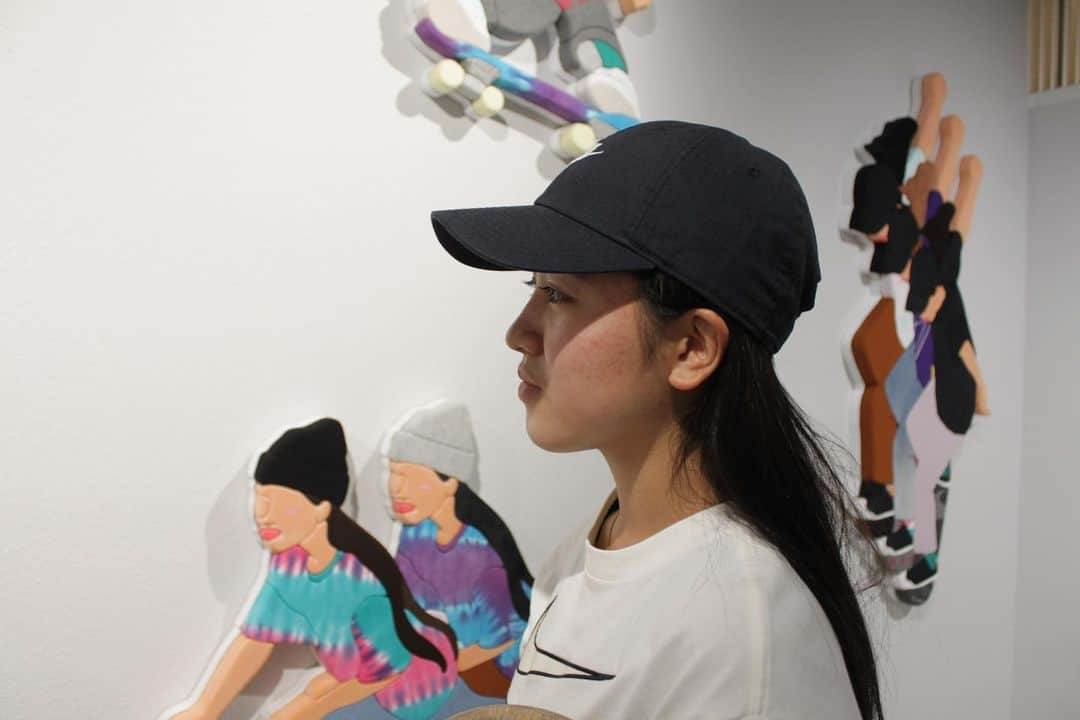 中山楓奈さんのインスタグラム写真 - (中山楓奈Instagram)「アーティストの谷敷謙さん @yashiki_ken に私の古着を使ったアートを作っていただきました！！去年、Hollywood 16でフロントKをしたときの服やBerricsで滑ってボロボロになった服も使ってもらいました👖✨  とても素敵でほんとに嬉しいです！！ ぜひ個展で見てもらえたら嬉しいです！  販売もしていて、売り上げの一部を私の活動費として寄付してくださいます🙇‍♀️本当にありがとうございます！ --------- 谷敷さん個展「Boundary Laundry」 場所：GINZA SIX 銀座 蔦屋書店内 　　　アートスペース 期間：7月15日(土)〜8月2日(水) ----------  @murasakisports_official  @nikesb  @elementskateboards  @elementjapan  @diamondsupplyco  @ninja_bearing  #NiXJAPAN #ちなつ均整院」7月14日 22時20分 - funa_nakayama