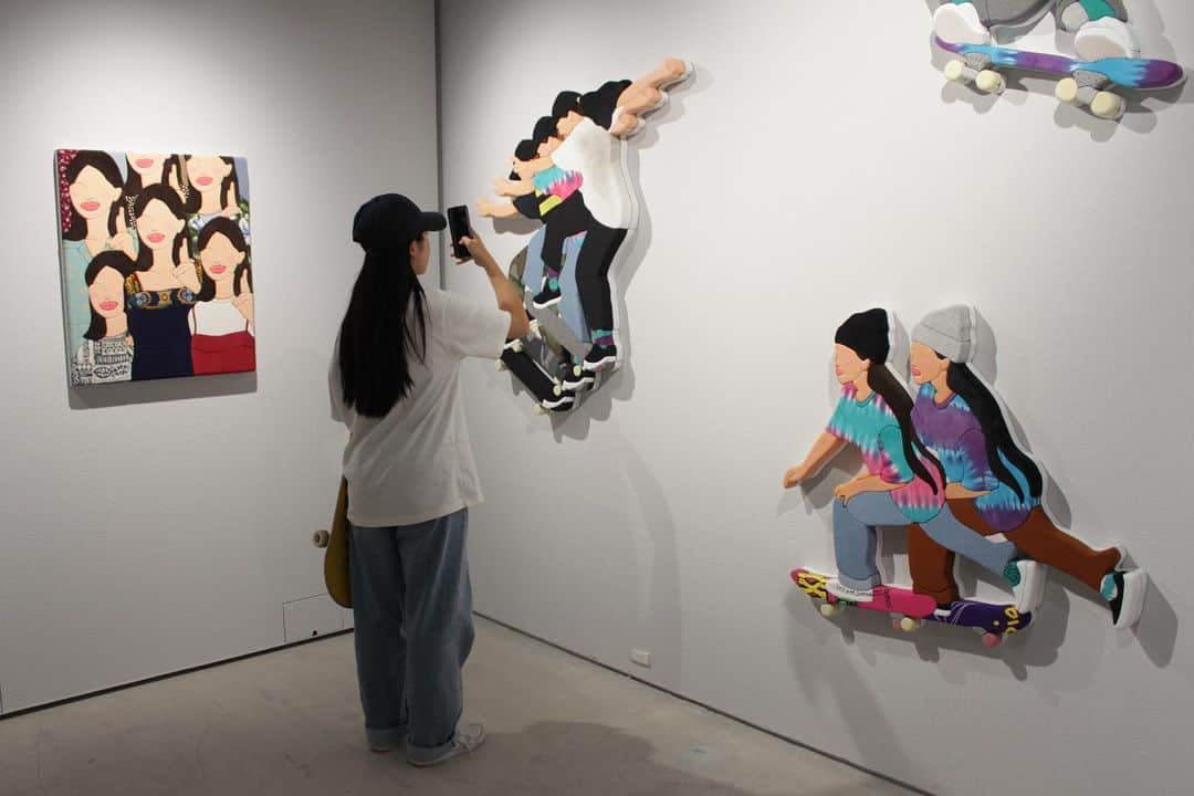 中山楓奈さんのインスタグラム写真 - (中山楓奈Instagram)「アーティストの谷敷謙さん @yashiki_ken に私の古着を使ったアートを作っていただきました！！去年、Hollywood 16でフロントKをしたときの服やBerricsで滑ってボロボロになった服も使ってもらいました👖✨  とても素敵でほんとに嬉しいです！！ ぜひ個展で見てもらえたら嬉しいです！  販売もしていて、売り上げの一部を私の活動費として寄付してくださいます🙇‍♀️本当にありがとうございます！ --------- 谷敷さん個展「Boundary Laundry」 場所：GINZA SIX 銀座 蔦屋書店内 　　　アートスペース 期間：7月15日(土)〜8月2日(水) ----------  @murasakisports_official  @nikesb  @elementskateboards  @elementjapan  @diamondsupplyco  @ninja_bearing  #NiXJAPAN #ちなつ均整院」7月14日 22時20分 - funa_nakayama