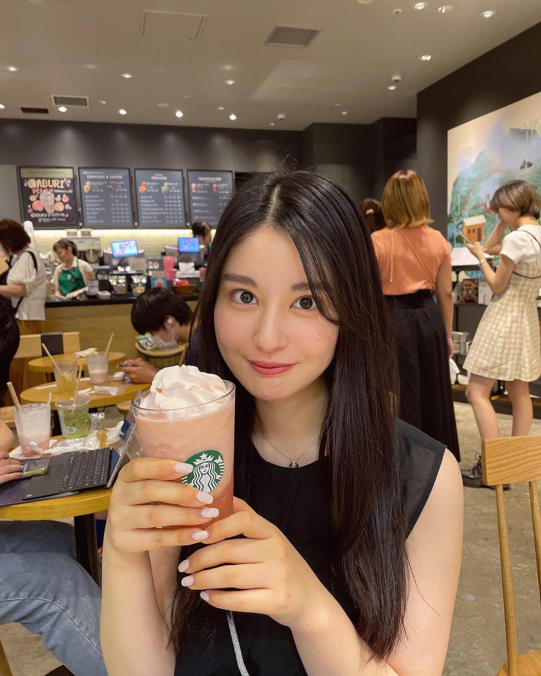 森青葉のインスタグラム：「☺︎ 桃大好きだからうれしい 年がら年中桃食べたい🍑💗  さてさて 来週から舞台始まります みなさんぜひ観に来てください、！ 会えるのを楽しみにしてます😉🌻🤍」