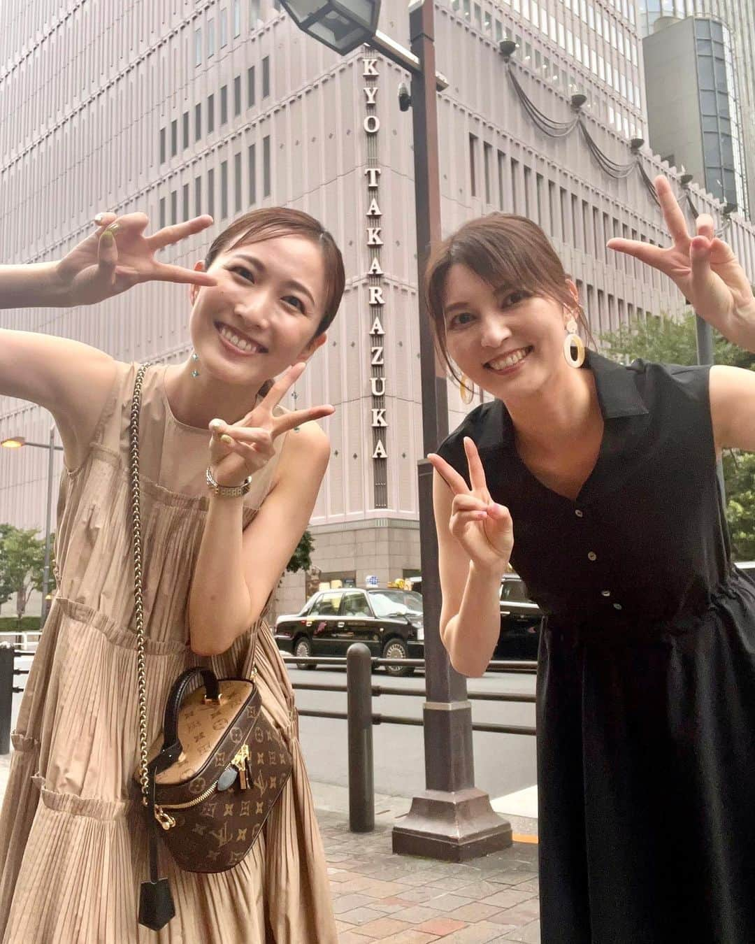 朝夏まなとのインスタグラム：「先日、東京宝塚劇場へ！ 雪組さんの舞台美しかったです✨ 次の公演も楽しみ☺︎  一緒に観劇したのは、大谷選手と同じバースデーの #実咲凜音 氏。遅ればせながらお祝いできて良かった🥂おめでとーーう🌻 くみちゃんからは、線香花火と水出し茶のおみやげいただきました笑 コンサートもよろしくです🫡  #写真  #３枚とも #ダブルピース 笑」