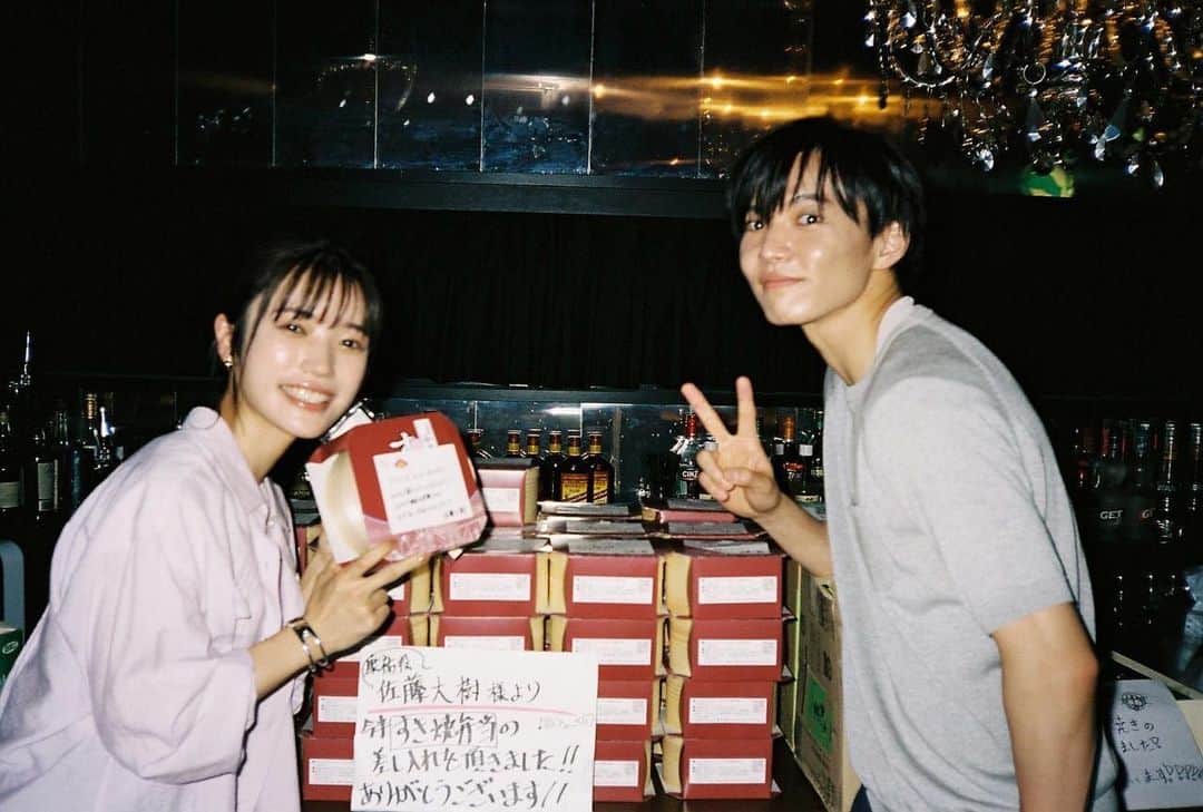 美山加恋のインスタグラム：「#TVer での再生回数、100万回突破！！ さっそく第1話を沢山の方に観ていただけて、嬉しい限りです…‼︎ ありがとうございます‼︎  引き続き、第2話もお楽しみに✨  とゆうことで第1話、撮影時のオフショット公開🎊  佐藤さんの差し入れ弁当と共に。  撮影:工藤遥ちゃん #アラクオ」