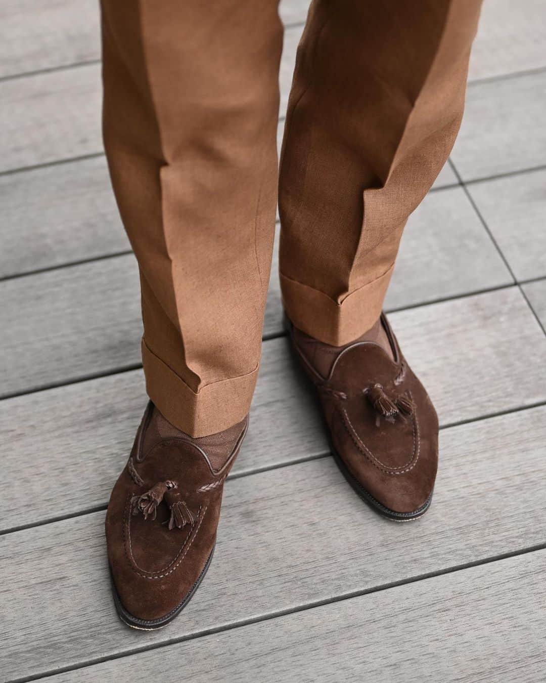 Shuhei Nishiguchiさんのインスタグラム写真 - (Shuhei NishiguchiInstagram)「"Classic never fades"◀◀︎◀︎8pics Ph. @shoji_fukaya  とことんクラシック。 全て違う色で纏め上げる。 夏でも限界までネクタイを締めていたい。  【ITEM】 Suit： @alfonso.sirica  Shirt： maverick 60's vintage Tie： @seaward_and_stearn  Pocket square： vintage Belt： @thesole_official  Shoes： @edwardgreen1890  Watch： @omega 60's Eyewear： @oliverpeoples   #beamsf #gentlemanstyle #sartoria #fattoamano #classicmenswear #vintagewatch #suitstyle #mensweardaily #spezzatura #outfitmen」7月14日 22時34分 - shuhei_nishiguchi