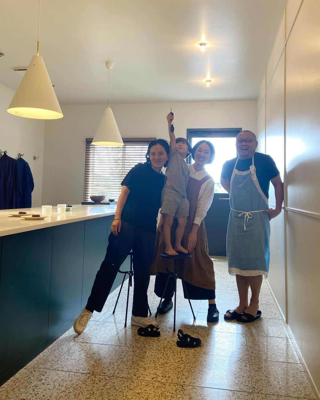 渡辺有子さんのインスタグラム写真 - (渡辺有子Instagram)「旅の目的地へ向かう途中、「近くにいるんだけど…」と突然に連絡し、勢いでクレアパ田中博子ちゃんのアトリエへ。奇跡的なタイミングで5年ぶりの再会！  素敵なアトリエに大興奮☺️久しぶりに博子ちゃんのお菓子も味わえ（この、塩とカカオのキャラメルクリームサンドがまた秀逸）、旦那さまにも会えた♡  ほんの少しの時間だったけど、とっても幸せなひとときでした。  @creapa_hirokotanaka」7月14日 22時36分 - yukowatanabe520