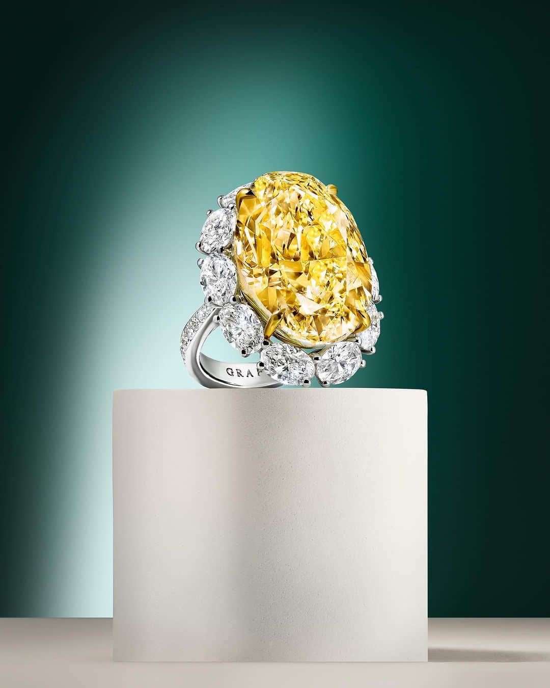 Graffさんのインスタグラム写真 - (GraffInstagram)「With a legacy of cutting and polishing many of the world’s most important yellow diamonds, these rare stones continue to capture the heart and imagination of Graff - spectacular new jewels showcase yellow diamonds that radiate a rare beauty, complemented by intricate arrangements of exquisite white diamonds.   #GraffDiamonds」7月14日 22時28分 - graff