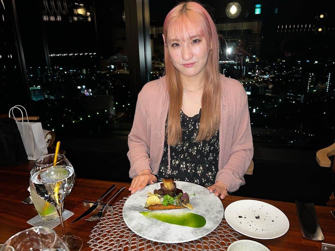 加藤美優のインスタグラム：「5月にオープンしたばかりのシェラトンホテル鹿児島の最上階FLYING HOG GRILLで食事をしてきました🍽 伊牟田社長にもご挨拶することが出来、とても素晴らしい時間を過ごすことが出来ました☺️ #シェラトン鹿児島 #sheraton」