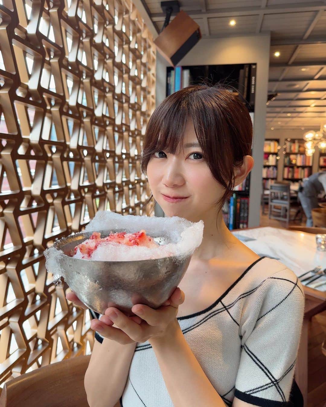 生田ちむのインスタグラム：「ずーっと何年も気になっていCafe&Bistro 『INTERSECT BY LEXUS』にななみんと行ってきました✨ (何年か前に確か…WAKO'Sのマシンが置いてあってその時見たすぎて1人で外から見に行ったことあった) 今期間限定のかき氷が食べられるとのことです🫶  かき氷が出てきた時にミルク味の綿あめでふんわり覆われていて演出もしてくれて更にテンション上がりました🍧 いちごミルクの新感覚「Candy Plush」を頂きました❣️ 底にはカカオパルプの果汁を使ったアイスクリームもはいっていて最後まで楽しめました(*^^*)  オシャレでとっても美味しかったので皆様ぜひ行ってみてください🤤 #カカオパルプ #カカオはフルーツ #カカオ #LEXUS #INTERSECTBYLEXUS」