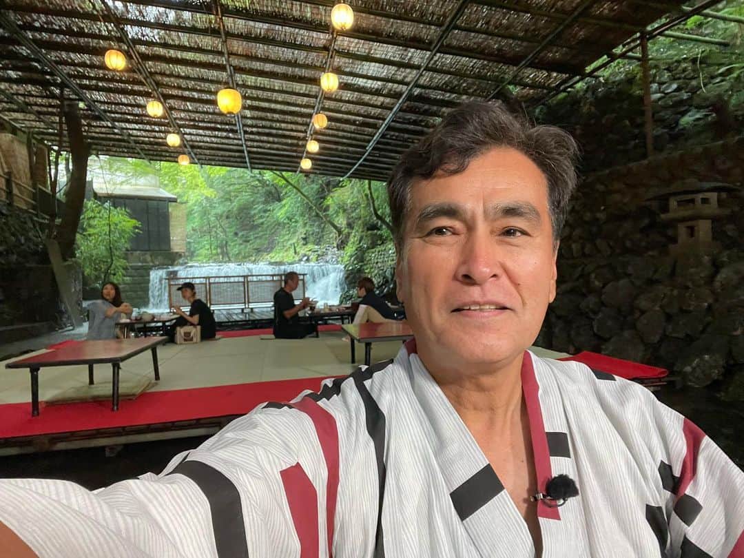 のインスタグラム：「京都の奥座敷、貴船。貴船といえば清流の上に設えられた川床。頭上高くには、よしずの屋根が設られている。水の流れとともに風が流れ、細かな飛沫が宙を舞い火照った体を癒してくれる。さすが古の都の知恵が創った夏遊び。 ロケとはいえ、鮎食べて冷酒を呑んで夏休み気分を満喫。 川の上に建物を建てて法律違反じゃあないのかって。河川法ができる前から、営業してはります。」