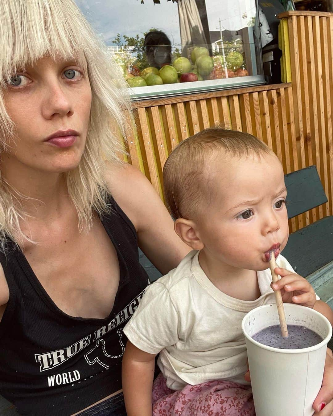 マリヤン・ジョンクマンさんのインスタグラム写真 - (マリヤン・ジョンクマンInstagram)「My baby is stealing my smoothie and im more than ok with it 🫐🍌🥤」7月14日 22時44分 - marjanjonkman