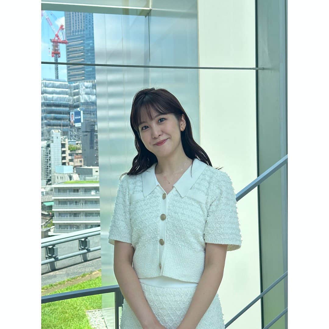 のインスタグラム：「. 1週間おつかれさまでした🫧 金曜日はいつも嬉しい☺️ . #ワイドスクランブル 衣装 1.2 セットアップ @celford_official アクセサリー @ete_official  3.4 ワンピース @nostalgia_jp3 アクセサリー @joueteofficial  5.6 ブラウス @m_maglie_le_cassetto_official パンツ @superiorcloset_ined_official アクセサリー @joueteofficial  7.8 ブラウス・スカート @nostalgia_jp アクセサリー @joueteofficial  9.10 ワンピース @celford_official アクセサリー @ete_official  #アナウンサー #衣装 #ootd #오오티디 #夏コーデ」
