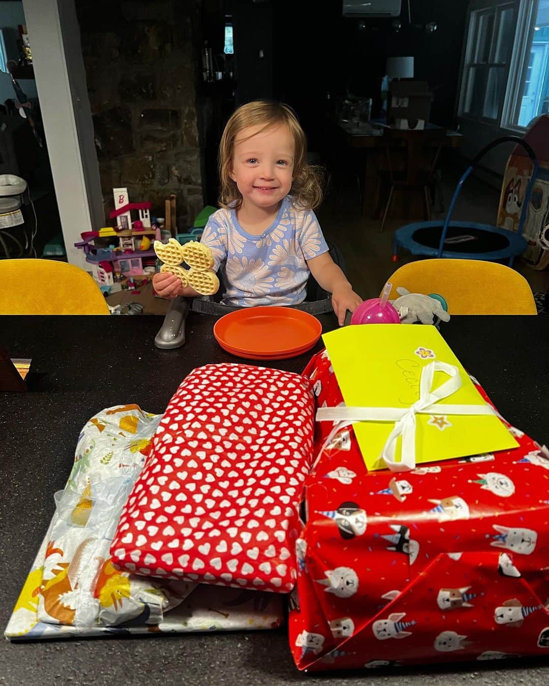 コリン・ドネルのインスタグラム：「I can not believe she’s 3. Cecily Philips Donnell is a headstrong, ambitious, creative, smart, funny and kind little girl. She was a warrior from day one of life, had open heart surgery at just 10 weeks old, and grew into this incredible human being. She’s my best buddy, and I am so, so happy that she’s ours. Happy Birthday to you, our baby who isn’t a baby anymore ♥️」