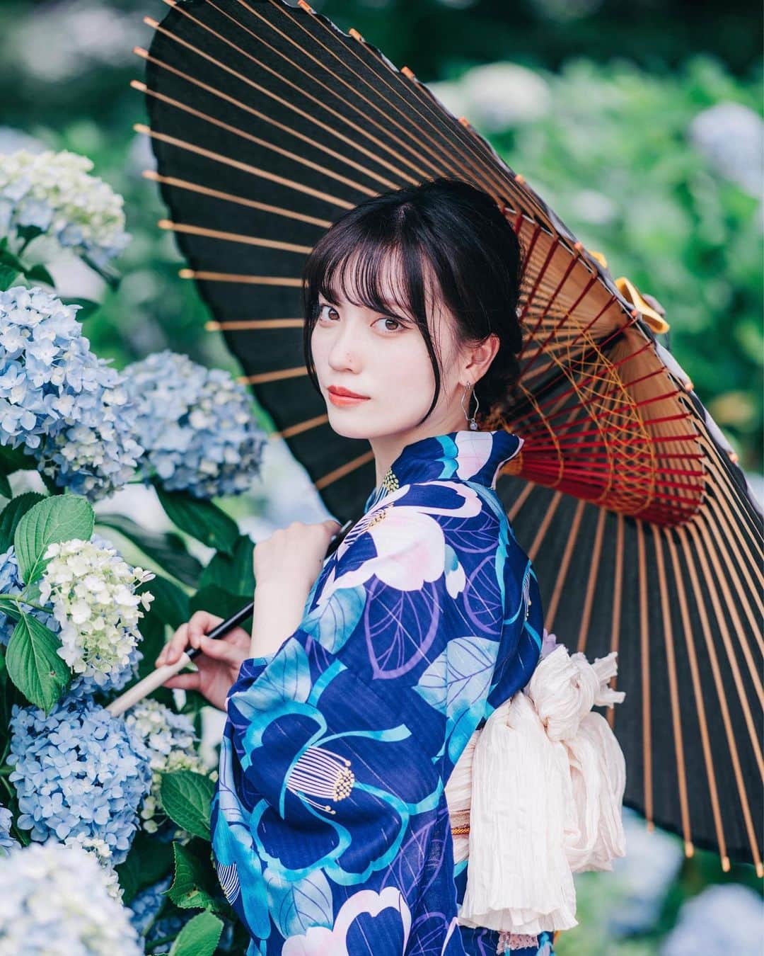 柚木ふゆのインスタグラム：「・ ・ ・ 紫陽花 ・ ・ ・ photo by kj さん ・ ・ ・ ・ ・ ・ ・ ・ ・ ・ ・ ・ ・ #instaphoto #portrait #portraitphotography #photo #photography #model #film #camera #japan #japanesegirl #girl #ポートレート #ポートレートモデル #被写体 #被写体モデル #浴衣女子 #サロンモデル #カメラ女子 #カメラ好きな人と繋がりたい #写真好きな人と繋がりたい #浴衣 #浴衣ヘアアレンジ #makeup #人像攝影 #人物攝影 #模特 #攝影 #紫陽花 #アジサイ #紫陽花寺」
