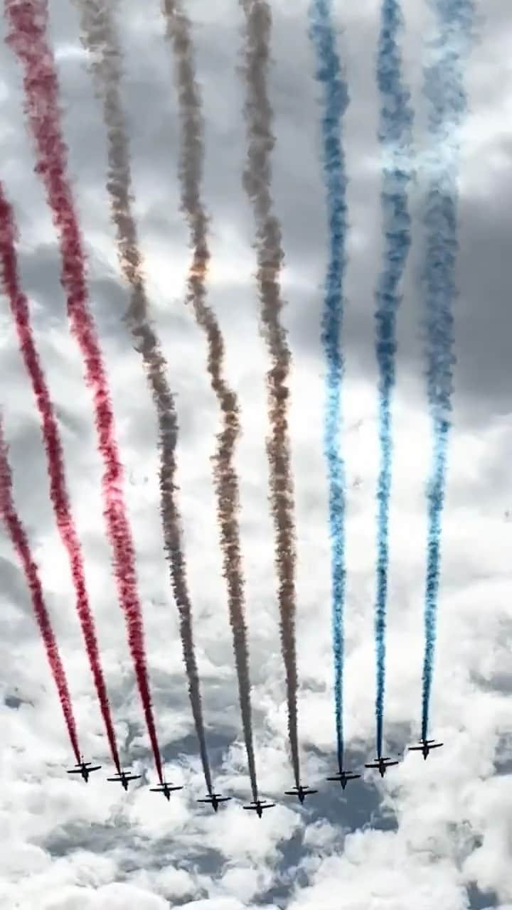 山崎義幸のインスタグラム：「フランス独立記念日 めちゃいいタイミングで航空ショーが見れたよ♪」