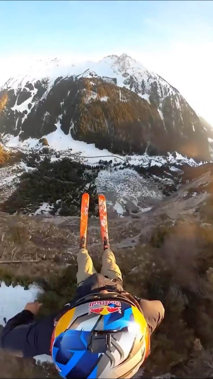 レッドブルのインスタグラム：「@fredfugen’s base jumping is a little... off piste 😏🏔️  #redbull #givesyouwiiings #skiing #skijumping #basejumping」