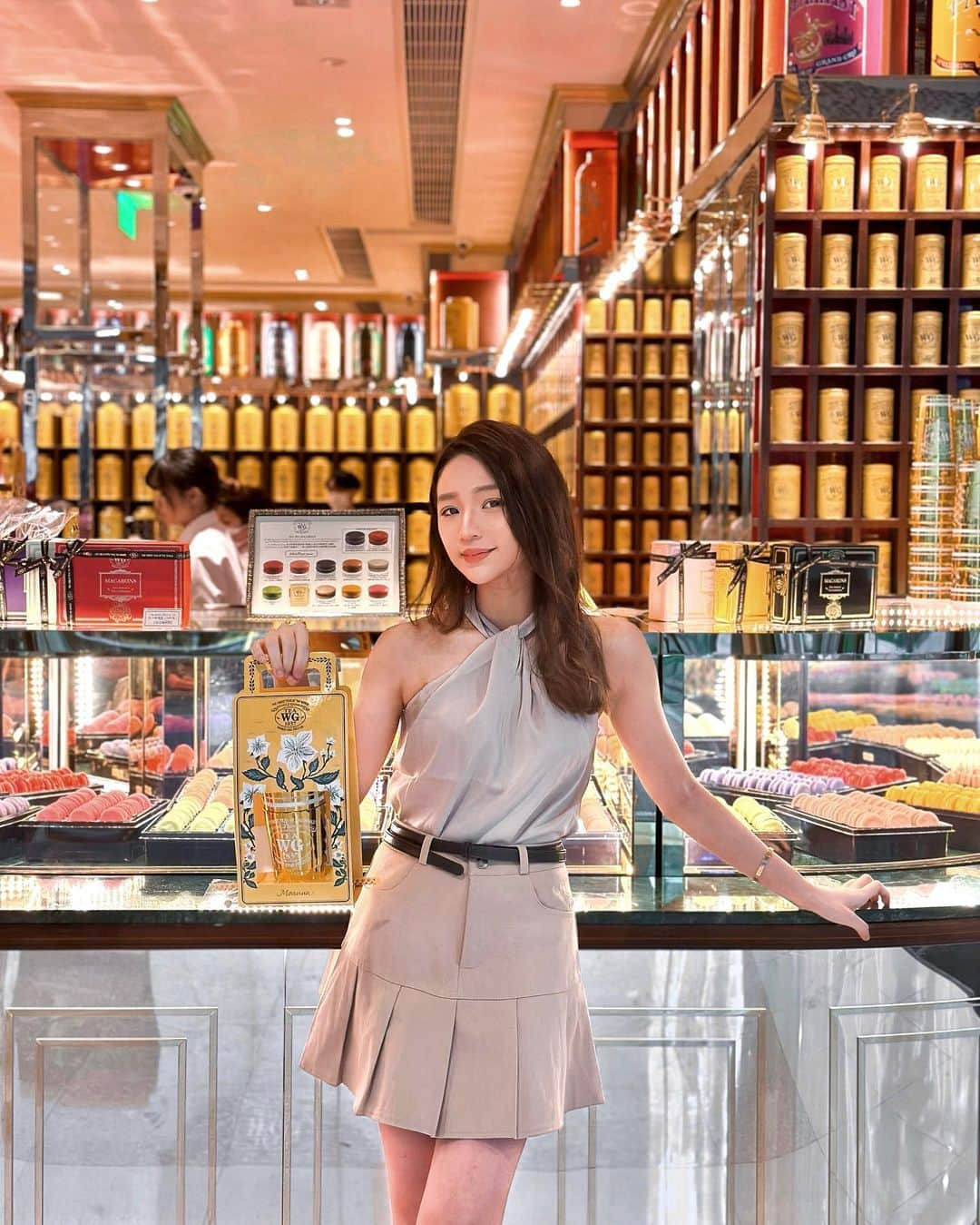 Moanna S.のインスタグラム：「As a big macaron & tea fan, I’m so glad the IFC Tea WG store has reopened with a brand new Takeaway Tea experience.  You can choose your favourite takeaway tea from the largest tea menu in Hong Kong, which consists of over 100 different varieties, served hot and iced Tea WG has specially conceived limited-edition tea-infused macarons with some of the most iconic tea blends reminiscent of the world’s most exotic destinations including Asia, Middle East and Europe. Available exclusively with any purchase of the Takeaway Tea sets for a limited time only.  @teawg #TeaWG #TeaWGTakeawayTea」