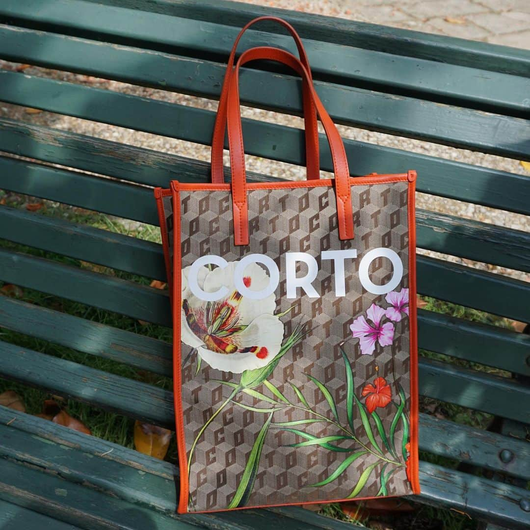 コルトモルテドのインスタグラム：「Escaping the heat with the Exotic Red Shopper Tote」