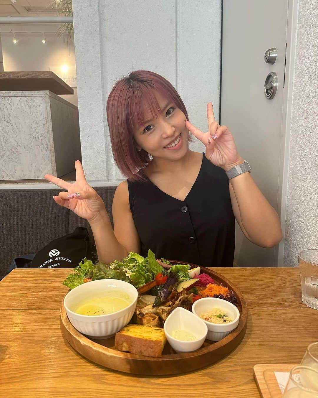 白川未奈のインスタグラム：「北海道ツアー中だよーん♡ 昨晩はジンギスカンをたらふく食べました🥺食べすぎたら翌日調整しないとなので！今日はサラダランチからのエステ💆‍♀️ ・ フェイシャルで顔ツルツルにしてもらったあと〜全身リンパ流してもらって〜脂肪溶解導入〜ラジオ波というスーパー施術してもらった✌️  そして夜は、サウナ🧖‍♀️  今日は熟睡できる気しかしない😘  #beauty #エステ #札幌 #ヴィベル #サラダランチ」