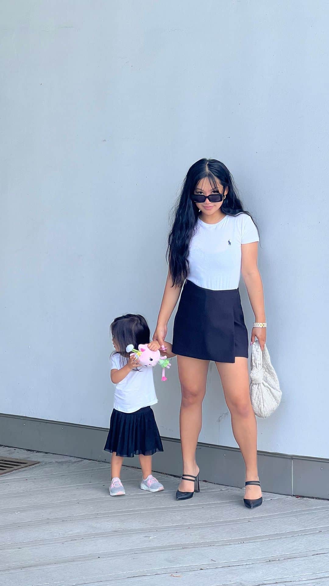 エリーゼ・エストラーダのインスタグラム：「Summer in Vancouver is the best ☀️ Matching #ootd with my mini 🤍🖤」