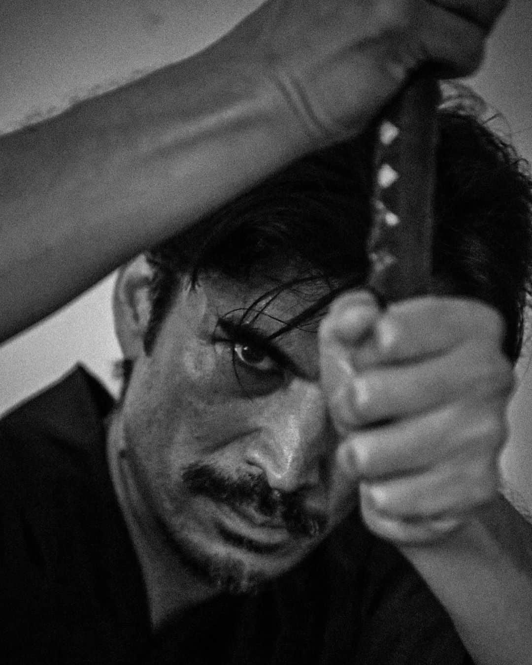 尚玄のインスタグラム：「Sword training day. Hope for the best, prepare for the worst. 今日は沖縄の俳優の後輩・小橋川嘉人くん @yoshitoo_kobashigawa.okinawa に所作と殺陣の稽古をつけてもらいました。  Photo: @officemigi   #侍 #Samurai #SwordTraining #Action」