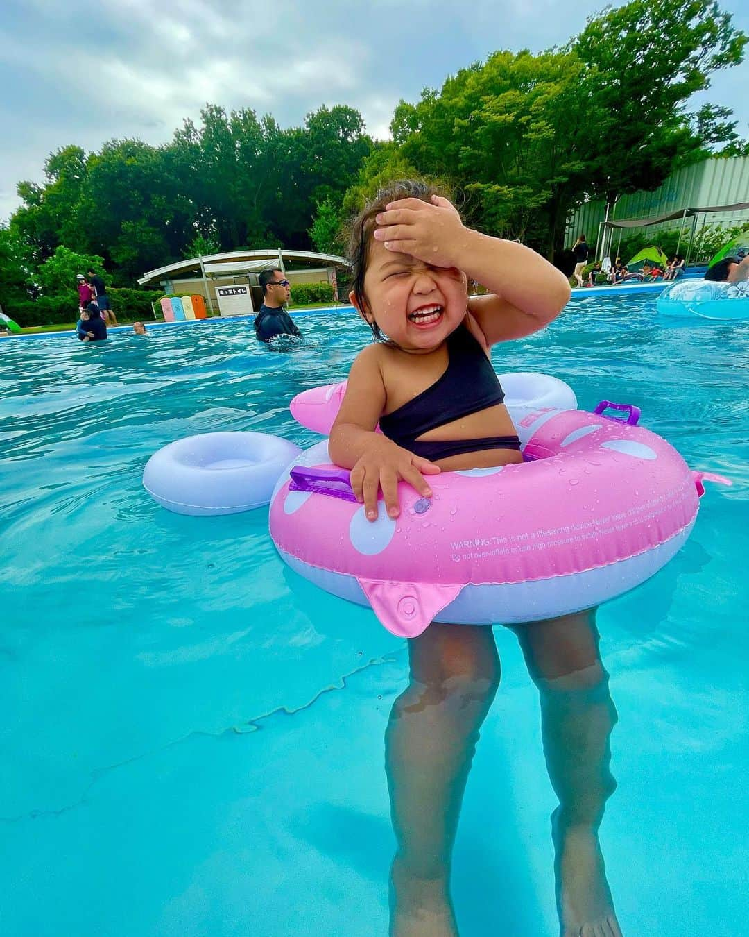 宮下美恵さんのインスタグラム写真 - (宮下美恵Instagram)「子供好きな幼馴染が、この日も沢山遊んでくれました🌈😍😍  明日から連休ですね☺️ かなり暑いようで😵☀️🫠  プールかな？海かな？ 何処かへいなきゃだね🌴👙🌺  熱中症に気をつけて楽しい休日を☺️🍉  #今年初プール#2023夏#3歳2ヶ月#3歳#笑顔が人を幸せにする #末っ子ちゃん#愛娘#りったん#りのちゃん#三姉妹ママ #アラフォーママ」7月14日 22時56分 - miemiyashita