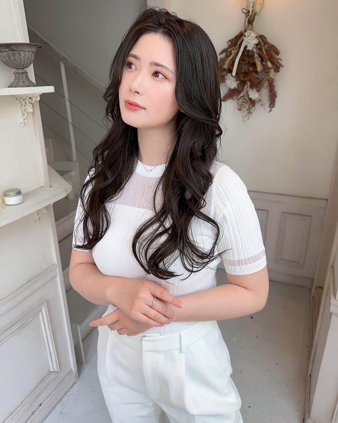 のインスタグラム：「⁡ 産休育休から復帰の宮原さんに、 カットカラートリートメント してもらいました🐏  ⁡ おかえりなさい〜🥹🤍 1年ぶりに 会えました🫶🏻🫶🏻🫶🏻 ⁡ ママになっても変わらず いっぱい笑う 元気大爆発な 宮原さんでした😂 楽しかった笑 ⁡ ⁡ 遅くなっちゃったけれど、 出産お祝いもプレゼントできて すでに美貌隠せてない はのん様に 気に入ってもらえると嬉しいな👶🏻🎀  #サロン  #lily #表参道  #表参道サロン #ヘアカット  #ヘアカラー #トリートメント」