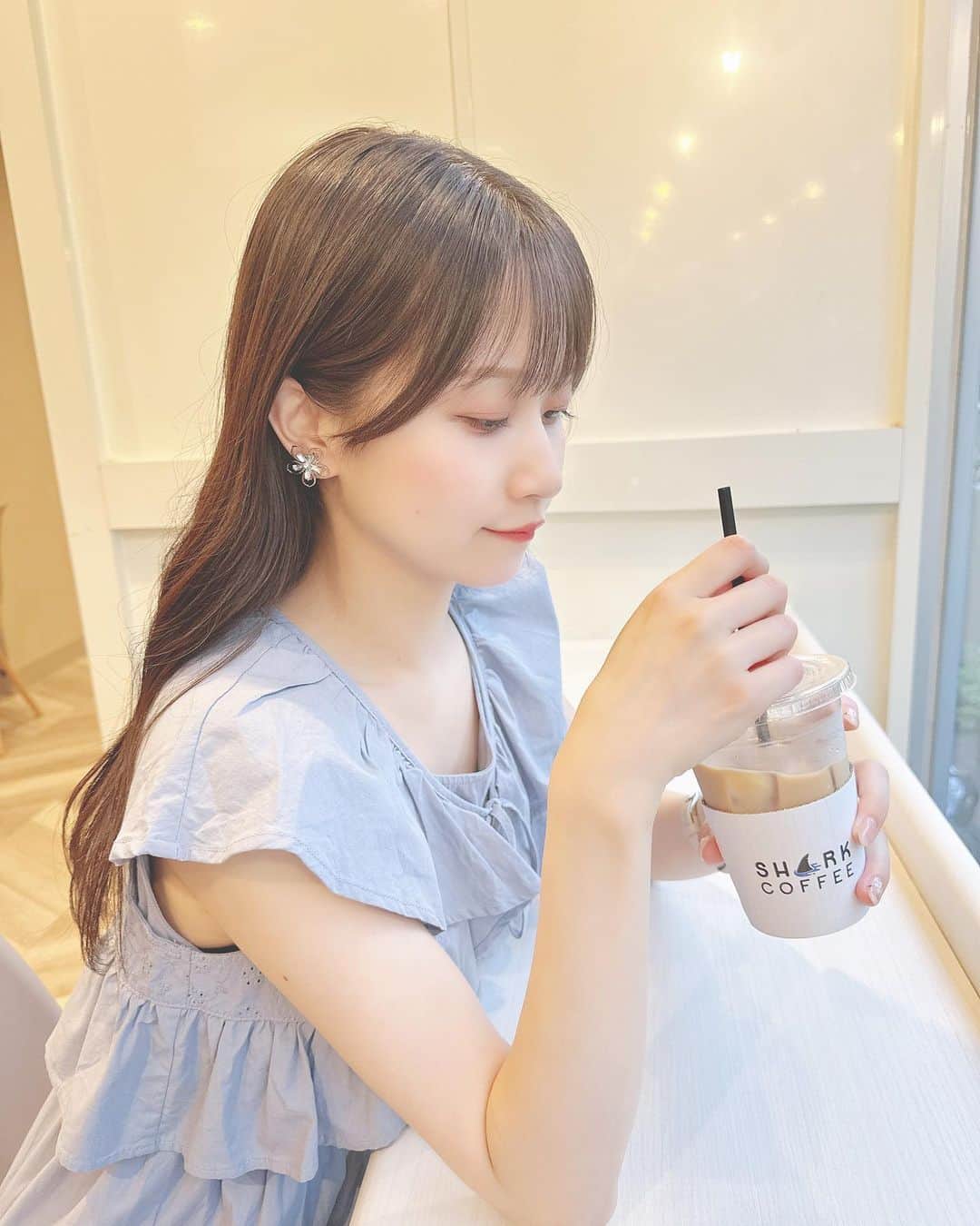 八木沙季さんのインスタグラム写真 - (八木沙季Instagram)「🤍🤍  気になってたSHARK COFFEE🦈 カフェラテもケーキもおいしかった🫶🏻  写真見て思ったけど髪の毛結構伸びてきた！ やっぴー✌🏻🩵  #sharkcoffee  #渋谷カフェ」7月14日 22時59分 - saki_yagi531