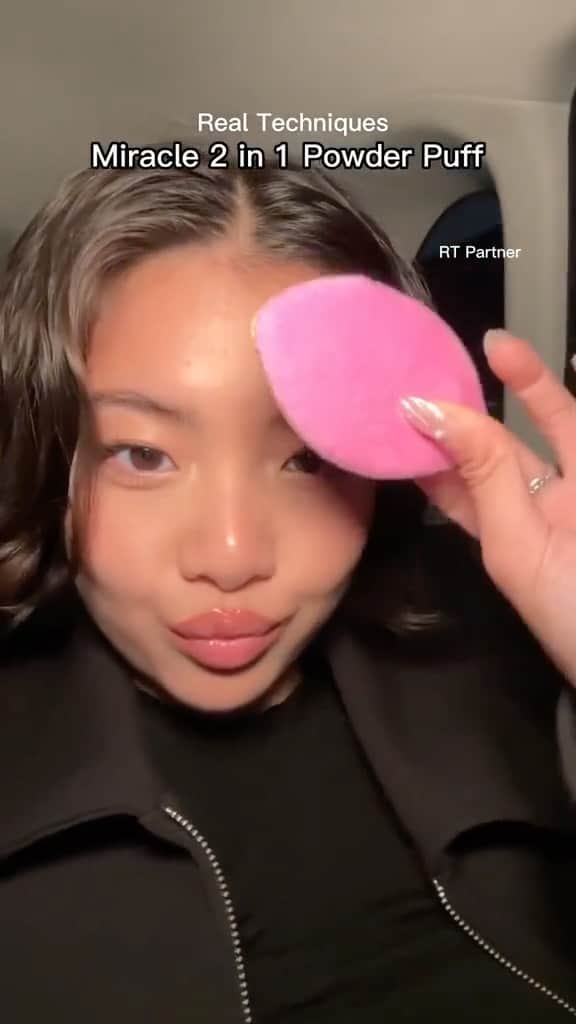 Real Techniquesのインスタグラム：「Need a quick makeup refresh? We got you 😏 Re-blend your concealer + set your base with our dual-sided puff! One tool fit for all formulas ✨  Shop our new Miracle 2-in-1 Powder Puff @UltaBeauty! 🎥 @stxph.h」