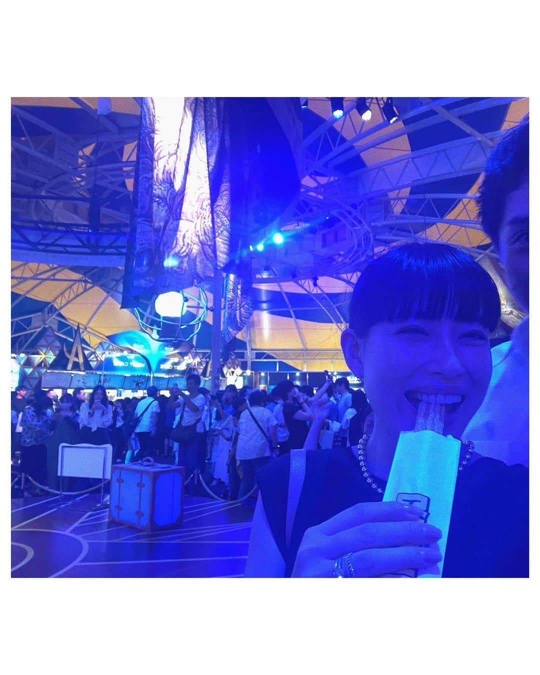 JUNNAさんのインスタグラム写真 - (JUNNAInstagram)「🎪  世界最高峰のサーカス・エンターテイメント集団 シ ル ク ・ド ゥ ・ ソ レ イ ユ  『 ア レ グ リ ア - 新 た な る 光 - 』   大阪公演グランドオープニングにご招待いただき夫と2人で大阪へ。  東京⇔名古屋の2拠点生活でぐっとアクセスしやすくなった大阪.到着してすぐ"たこ焼き"を食べから会場へ  私は子供の頃からCirque du Soleilが大好きで日本、海外で沢山の作品を観ていますが、何度観ても開演と同時に夢か現実か...一瞬であの不思議な世界に引き込まれる感覚が大好き.過去に何度か見たアレグリア、今回はステージセットや、衣装、照明など一新されていて新たな魅力いっぱい.  最後はスタンディングオベーション.鳴り止まない歓声...  技術が進化する中、変わらず身体で魅せる現実離れした 人間の芸術パフォーマンス.生のエンターテイメント ドキドキ、ハラハラしながら感動.時折り登場する関西弁バージョンに、くすり.笑いも...感情もグルグルのあっと言う間のひと時  夫は初めて見たのですが、空中ブランコの演目が気に入ったようで、帰りに2人であの演目はあーだ！こーだ！いいながらお好み焼きを食べ、大阪滞在1日目大満喫♡  @kuryukana さんお誘いありがとうございました😉  @CirqueduSoleil @alegria.jp  #CirqueduSoleil#アレグリア大阪公演#アレグリア#森ノ宮ビッグトップ#シルクドゥソレイユ」7月14日 23時09分 - junna