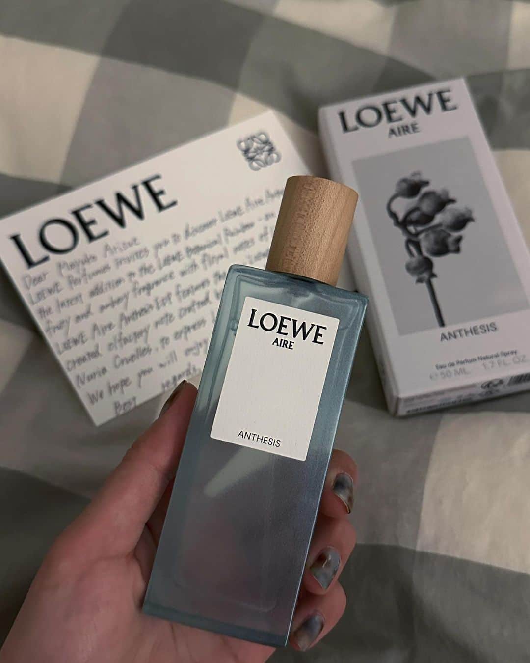 有末麻祐子さんのインスタグラム写真 - (有末麻祐子Instagram)「Special Thanks, @loewe_perfumes  I will use it carefully💙  「LOEWE Aire Anthesis Eau de Parfum」  Botanical Rainbowコレクション初のフレグランスで、 メゾンの調香師、ヌリア・クルエリェスが創作したアロマノート「Acorde LOEWE」が配合されているんだそう。 上品で繊細な香り🍃」7月14日 23時03分 - mayukoarisue