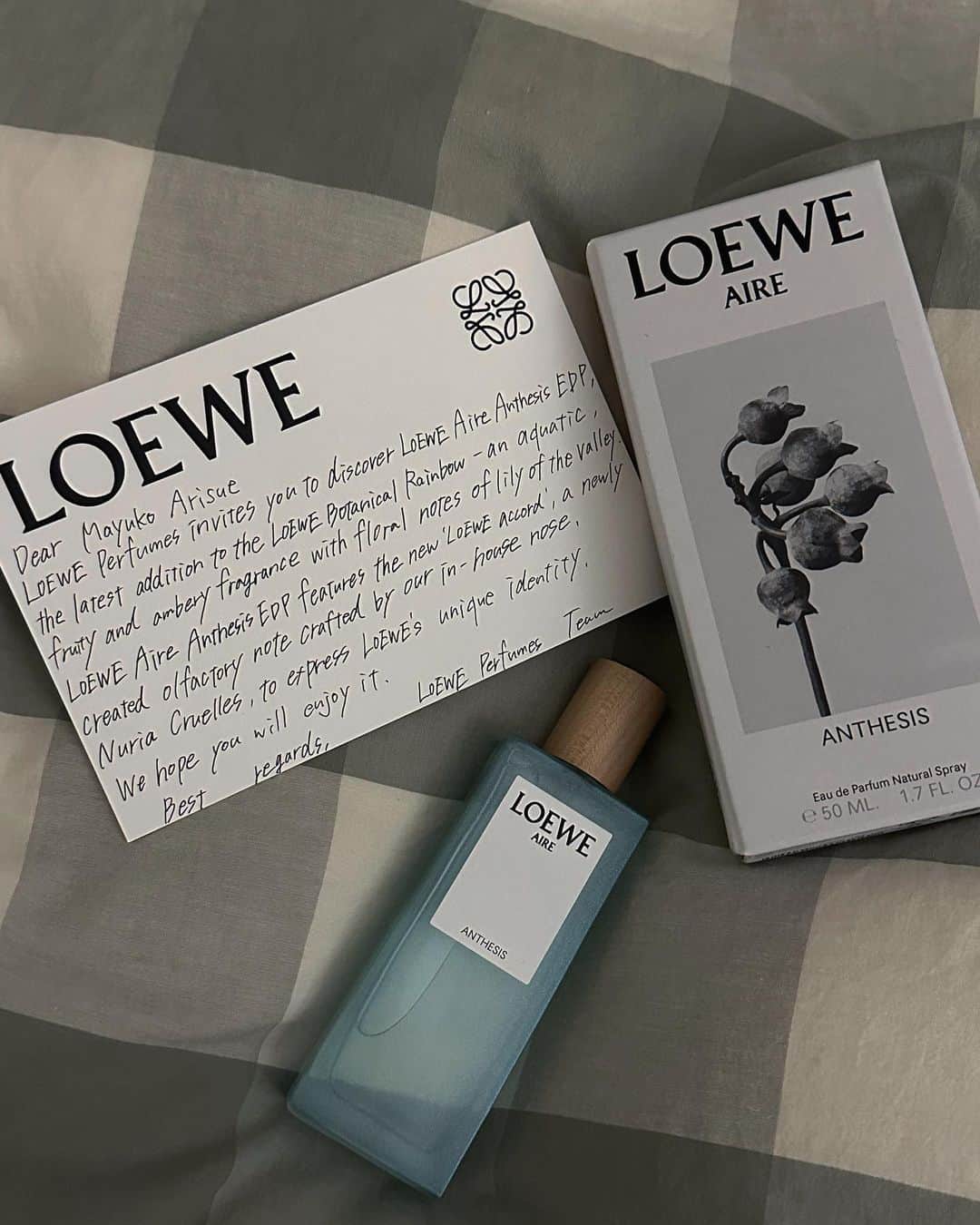 有末麻祐子さんのインスタグラム写真 - (有末麻祐子Instagram)「Special Thanks, @loewe_perfumes  I will use it carefully💙  「LOEWE Aire Anthesis Eau de Parfum」  Botanical Rainbowコレクション初のフレグランスで、 メゾンの調香師、ヌリア・クルエリェスが創作したアロマノート「Acorde LOEWE」が配合されているんだそう。 上品で繊細な香り🍃」7月14日 23時03分 - mayukoarisue
