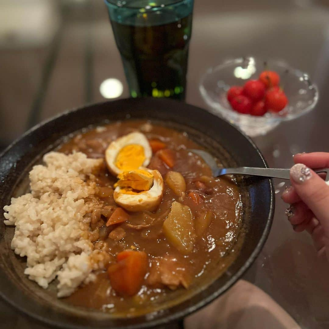 天木じゅんさんのインスタグラム写真 - (天木じゅんInstagram)「🍛🍛🍛  今晚的晚餐是咖喱🖤 今日の夜ご飯はカレー🍛 Today's dinner is curry🖤  ローカット玄米だよっっ  やっとダイニングテーブル届きました。 ガラス張りだよ🥺🥺🥺超絶お気に入り。  #天木ごはん #curry #カレー #咖喱 #手料理 #cooking」7月14日 23時04分 - jun.amaki