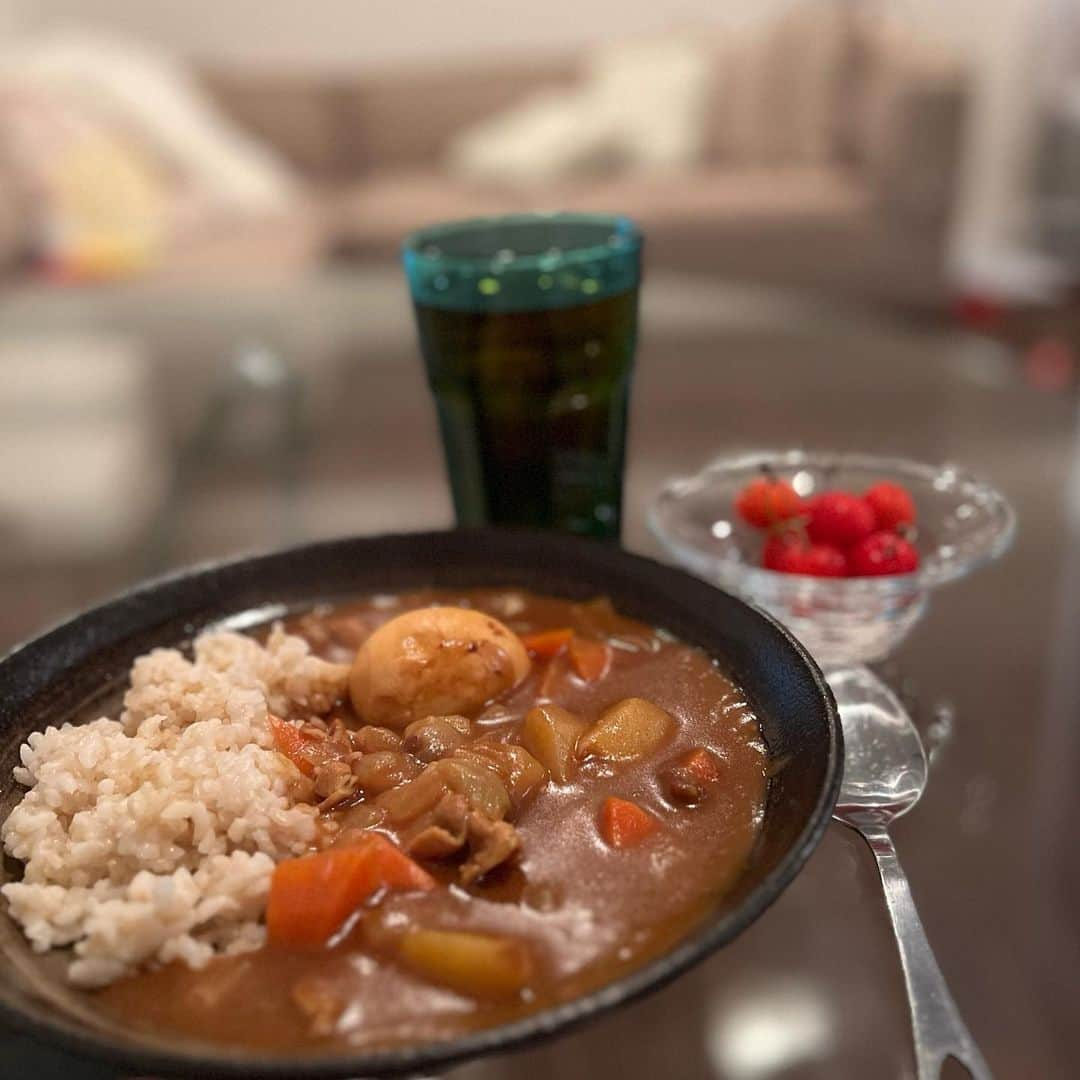 天木じゅんのインスタグラム：「🍛🍛🍛  今晚的晚餐是咖喱🖤 今日の夜ご飯はカレー🍛 Today's dinner is curry🖤  ローカット玄米だよっっ  やっとダイニングテーブル届きました。 ガラス張りだよ🥺🥺🥺超絶お気に入り。  #天木ごはん #curry #カレー #咖喱 #手料理 #cooking」