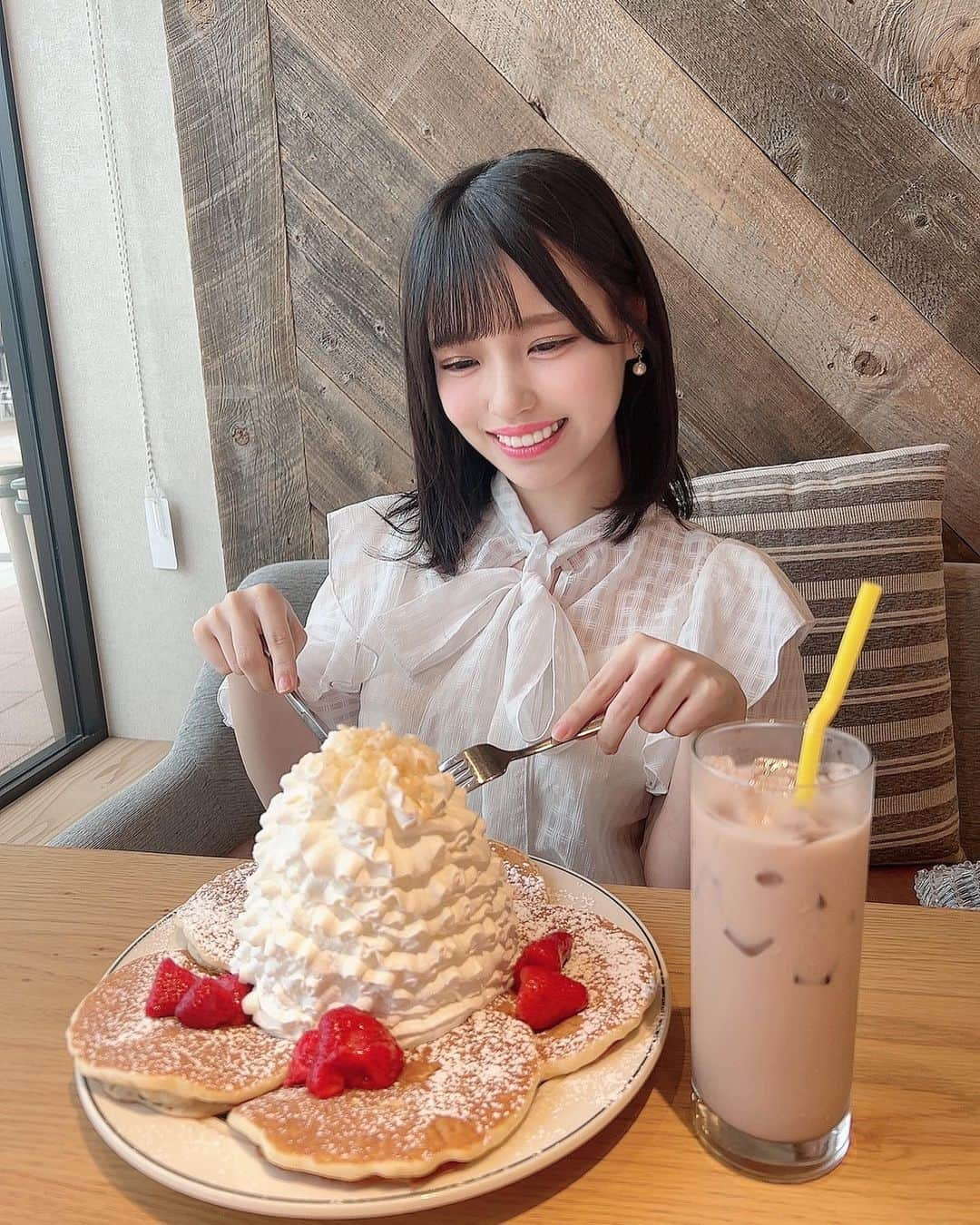 岩田陽菜さんのインスタグラム写真 - (岩田陽菜Instagram)「生クリームたっぷりなのは聞いてたけど、まさかこんなにもたっぷりだとはって実際見て食べて思いましたが生クリームの量は幸せの量~🧁🍓  #カフェ#広島カフェ#広島#hiroshima#eggsnthings#エッグスシングス#生クリーム#ホイップクリーム#パンケーキ#いちご#strawberry#sweets#Cafe#カフェ巡り#広島カフェ巡り」7月14日 23時05分 - hina_naso_stu48