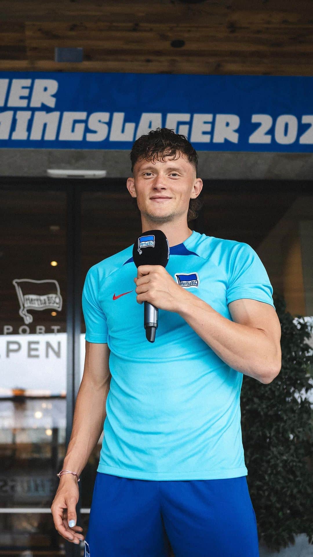 ヘルタ・ベルリンのインスタグラム：「Maximales Entertainment – dafür steht @fabian_reese16 mit seinem Namen! ✊  HerthaTV hat Fabi bei der Erkundung des @sportresortalpenblickzellamsee begleitet. Jetzt online bei YouTube! 📺 . . #BSCamSee #HaHoHe #HerthaBSC」