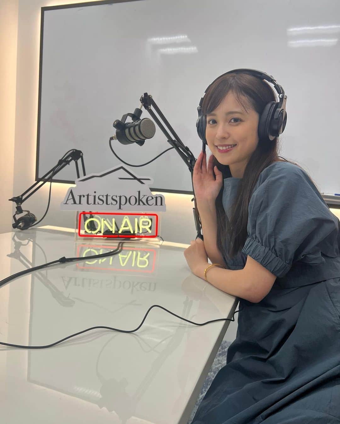 のインスタグラム：「* 毎週金曜23:00に配信される 聴くエッセイ『 Artistspoken 』 今日からスタートしました🤍✨  アプリストアで『 Artistspoken 』と 検索してアプリをダウンロードして ぜひ聴いてみてください♩ 台本なしのかなりのラフトーク🐢  話して欲しいことなど 「レター」というボタンがあるので ぜひメッセージ送ってください✉️💕 * #Artistspoken #ヒュッゲに過ごす金曜日」
