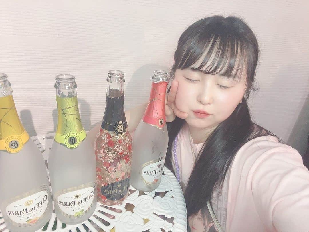 上田ミルキィのインスタグラム：「アイドルリゾート上野店 ｢乳舞｣ゲスト出勤🩷💙  たくさんの方に来ていただけて、ドリンクもフード売り切れもポンもありがとうございます🍾🍸  そして、紗夜ちゃんとぐみさんと久しぶりに働けて楽しかったです😭🙏  ほろ酔いで帰宅します🚃✨️  本当にありがとうございました〜❣️  (行く行く詐欺は許さないｿﾞ)」