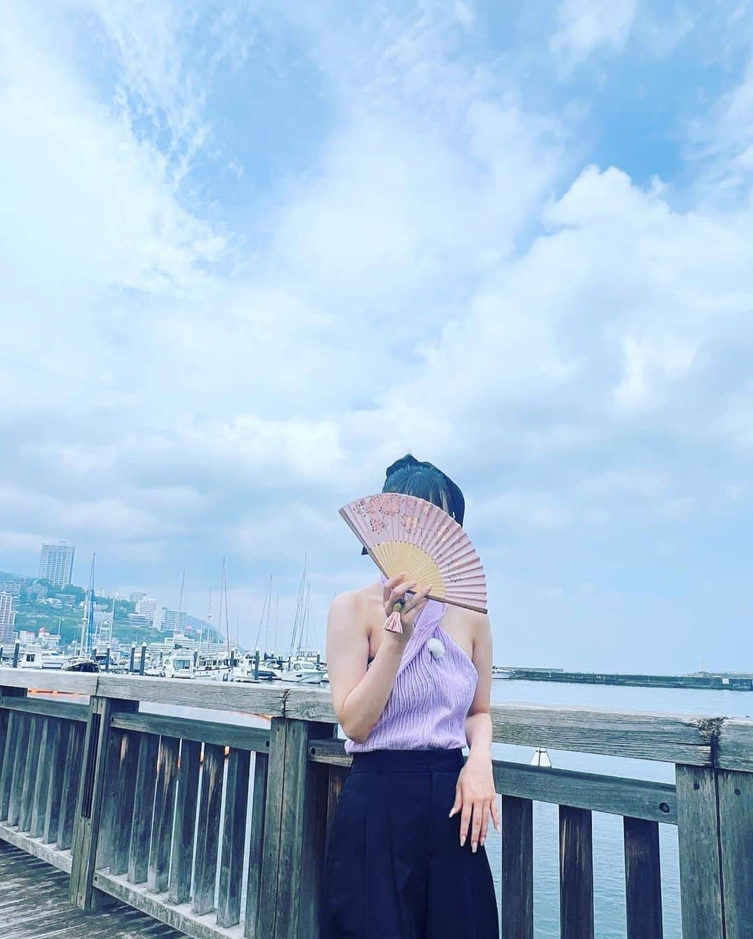 MIYUUのインスタグラム：「今日の天気には扇子が活躍しました」