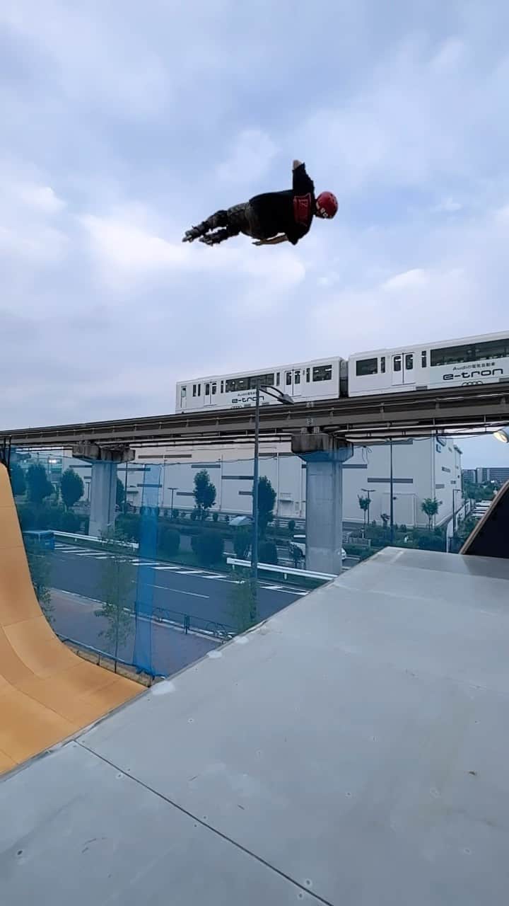 安床武士のインスタグラム：「Combination with monorail🚝 This place is the new skate park @murasakiparktachikawatachihi 🙌  モノレールを狙って飛べる日がくるとは！ ムラサキパーク立川立飛のバートはムラパー東京の物を移設した、というレベルではなく、スケートライトの張り替え、骨組みの組み直し、コーピングの1本化、スロープの作り直し、などされておりスピードも以前よりも体感は倍ほど速くなっていてかなり調子良いです👍 これからお世話になります！ #モノレールからの景色が見たい   @usdskates  @undercoverwheels  @lzbn_official  @papasu1048  @sport_sunchlorella   #usdskates #usdaeon #aeon68 #yasutokoaeon #undercoverwheels #rollerblading #blading #inlineskate #roller #rollerfreestyle #インラインスケート #ローラーブレード #ローラーフリースタイル #takeshiyasutoko #安床武士 #vert」