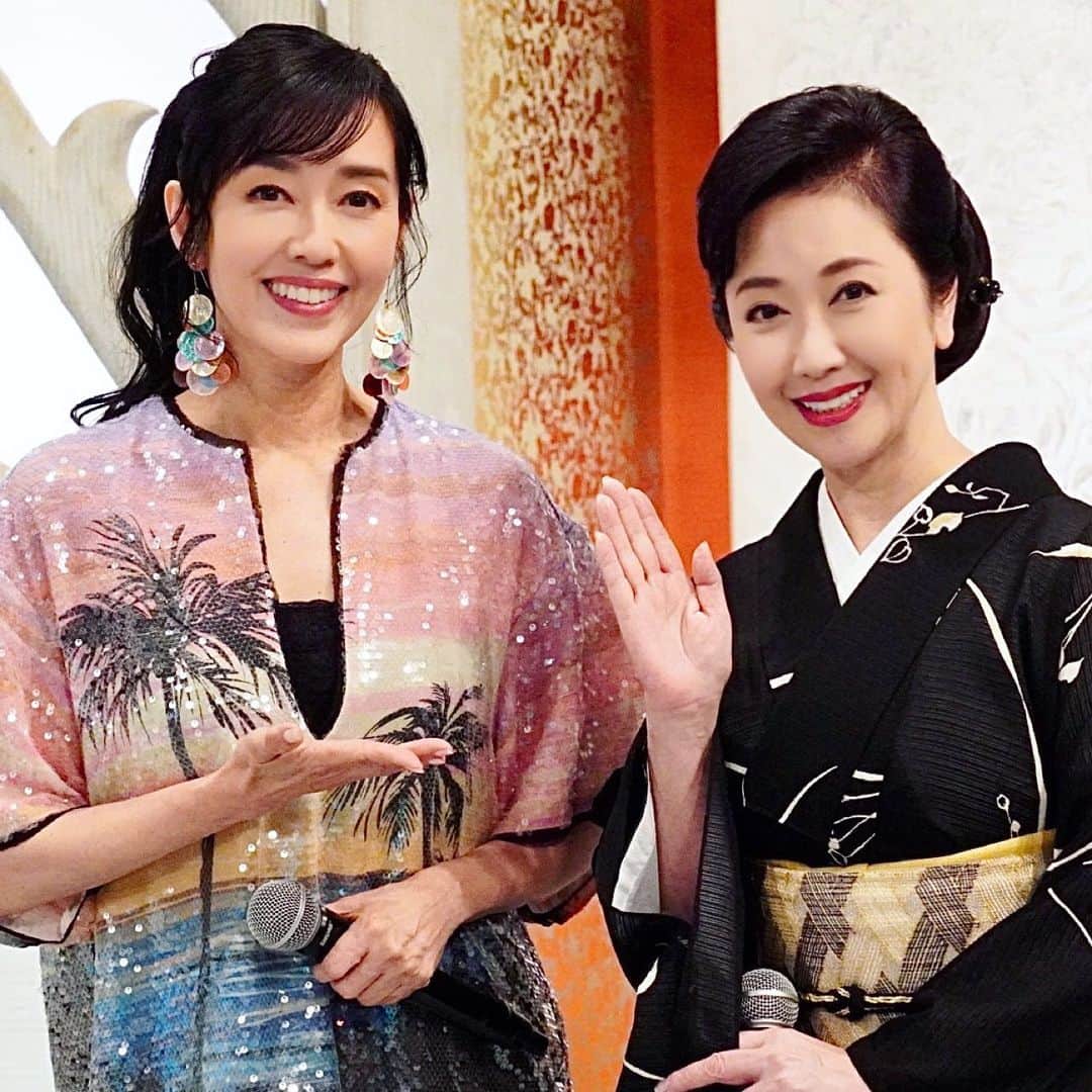 伍代夏子のインスタグラム：「BS朝日「人生、歌がある」夏休み4時間スペシャル第二部の収録も無事終了〜🎉 放送日は後日お知らせいたしますね😉 #人生歌がある #夏休みスペシャル  #早見優 さん #岩本公水 さん #なんのポーズだっけ #おかゆ さん #また伸びた気がする」
