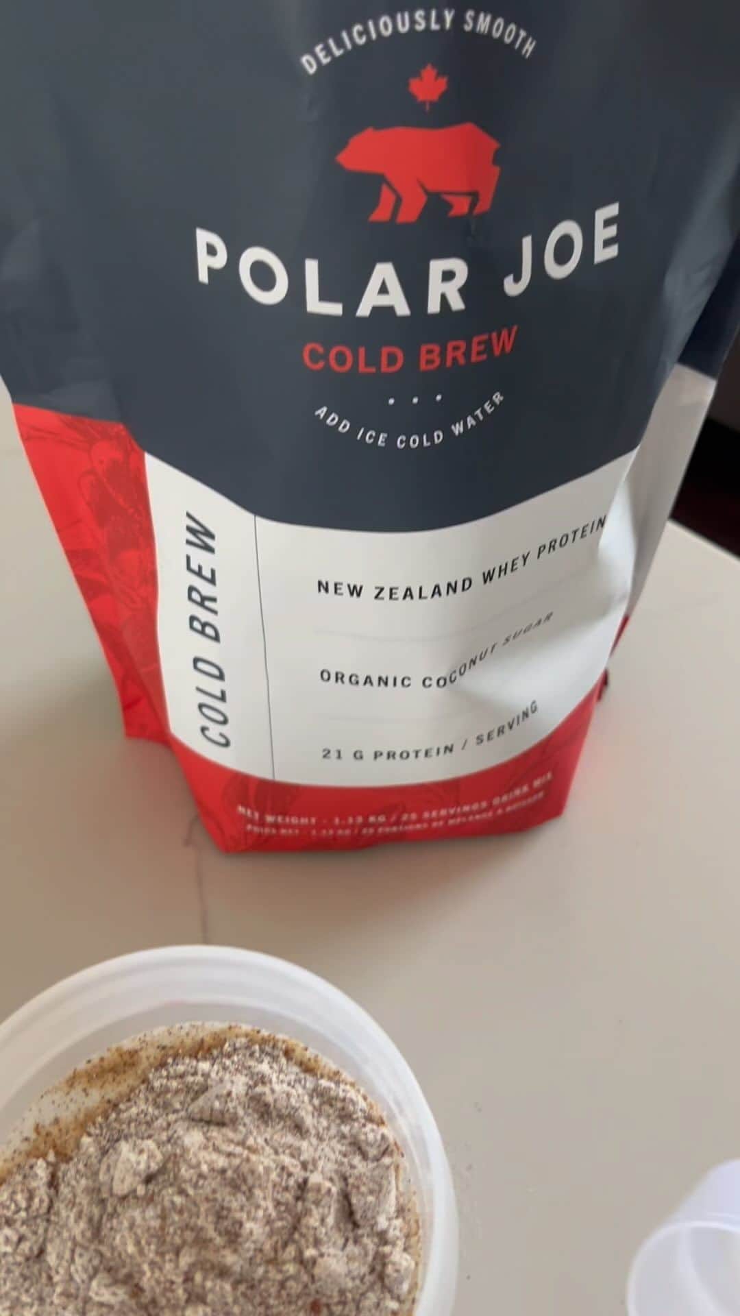 メリッサ・ビショップのインスタグラム：「IYKYK. If you haven’t tried it, you really need to. Let me tell you, this hits different in the summer. You know when the days are so hot you get your workout in the AM, why don’t you switch up the hot morning coffee for some of this @thepolarjoeco and it will double as your protein shake. Not only is this cold brew delicious but it packs a whopping 21g of protein with it. Also comes in decaf, low sugar, vanilla latte, mocha latte and Matcha!! New to the scene? Use GOJOE when you check out to get 20% off!」