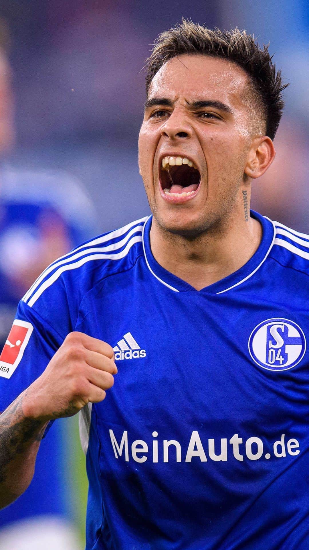 シャルケ04のインスタグラム：「5⃣5⃣ Spiele 9⃣ Tore 1⃣3⃣ Vorlagen . Danke für deinen Einsatz in den vergangenen zwei Saisons, @rodrigozalazar! 🙏🏽 . . #Schalke #S04 #Football #Soccer #Fußball #Futbol #Knappen」