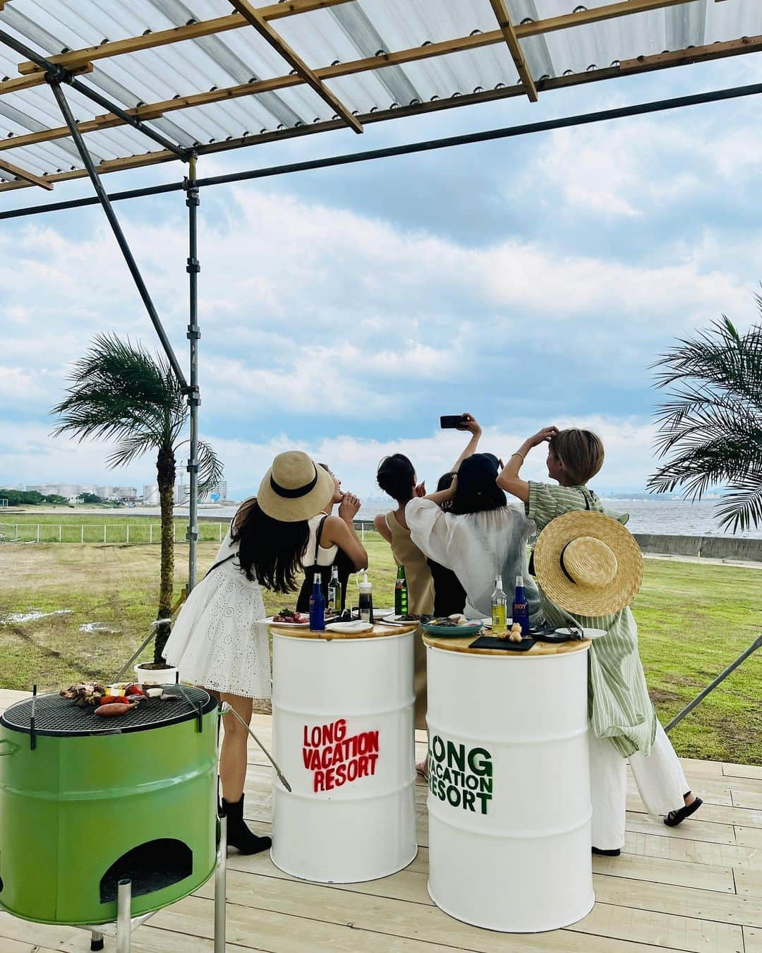 ほたるのインスタグラム：「・ ・ 西戸崎にお洒落なニュースポットができていたのでひと足先に夏感じに行ってきたヨ🌴🍺 @longvacationresort   飲み放題付きBBQ(しかも送迎付き)にマリンアクティビティ、夏の楽しみがギュッと詰まったような一日を堪能できるよ🤞  また17日も集まるんだーー😚楽しみぃ  #longvacationresort  #ロングバケーションリゾート #pr」