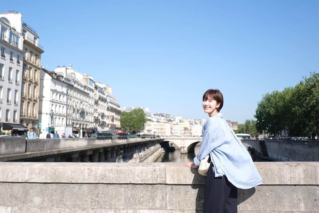 蒼木まやさんのインスタグラム写真 - (蒼木まやInstagram)「🇫🇷 念願のパリへ行ってきました〜！  ①セーヌ川での1枚 ②建物に映る街路樹の影がきれい ③黄色がかわいいカフェ ④1番おいしかったクレームブリュレ ⑤カラフルな旗がかわいかった ⑥とびきりおいしかったジェラート ⑦モンマルトルにいた鳥 ⑧ ヴェルサイユ宮殿前の並木道がすてき ⑨モンマルトルの丘からの景色 ⑩まゆしおりありがとー！  大学の卒業旅行でイタリアに行き 次は30歳旅行でフランスに行きたいね〜 と言っていたところコロナで なかなか旅行できない状況に🥲  当時からはだいぶメンバーが減って しまったけど今回行けて本当によかった！ （卒業旅行行ってない人いるけど笑） 今回行けなかったみんなも また一緒に行けたらいいな〜☺️  パリは街並みが本当に美しかった！ 今回のために新しくレンズを買ったのだけど 写真撮るのが楽しすぎた〜！  #パリ旅行 #富士フイルム #fujifilmphotography #fujifilmxe  （有楽町のパスポートセンター 3時間待ったので行く人気をつけて🥹）」7月14日 23時14分 - maya_aoki_