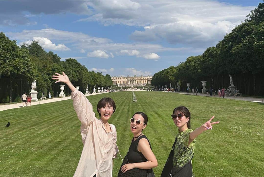 蒼木まやさんのインスタグラム写真 - (蒼木まやInstagram)「🇫🇷 念願のパリへ行ってきました〜！  ①セーヌ川での1枚 ②建物に映る街路樹の影がきれい ③黄色がかわいいカフェ ④1番おいしかったクレームブリュレ ⑤カラフルな旗がかわいかった ⑥とびきりおいしかったジェラート ⑦モンマルトルにいた鳥 ⑧ ヴェルサイユ宮殿前の並木道がすてき ⑨モンマルトルの丘からの景色 ⑩まゆしおりありがとー！  大学の卒業旅行でイタリアに行き 次は30歳旅行でフランスに行きたいね〜 と言っていたところコロナで なかなか旅行できない状況に🥲  当時からはだいぶメンバーが減って しまったけど今回行けて本当によかった！ （卒業旅行行ってない人いるけど笑） 今回行けなかったみんなも また一緒に行けたらいいな〜☺️  パリは街並みが本当に美しかった！ 今回のために新しくレンズを買ったのだけど 写真撮るのが楽しすぎた〜！  #パリ旅行 #富士フイルム #fujifilmphotography #fujifilmxe  （有楽町のパスポートセンター 3時間待ったので行く人気をつけて🥹）」7月14日 23時14分 - maya_aoki_