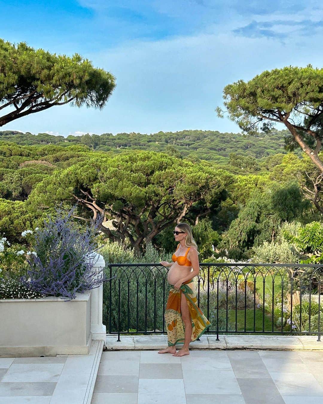 クレア・ホルトのインスタグラム：「Everything I wore on my trip linked on my site this week (last slide = my style inspo) thecornerbyclaire.com」