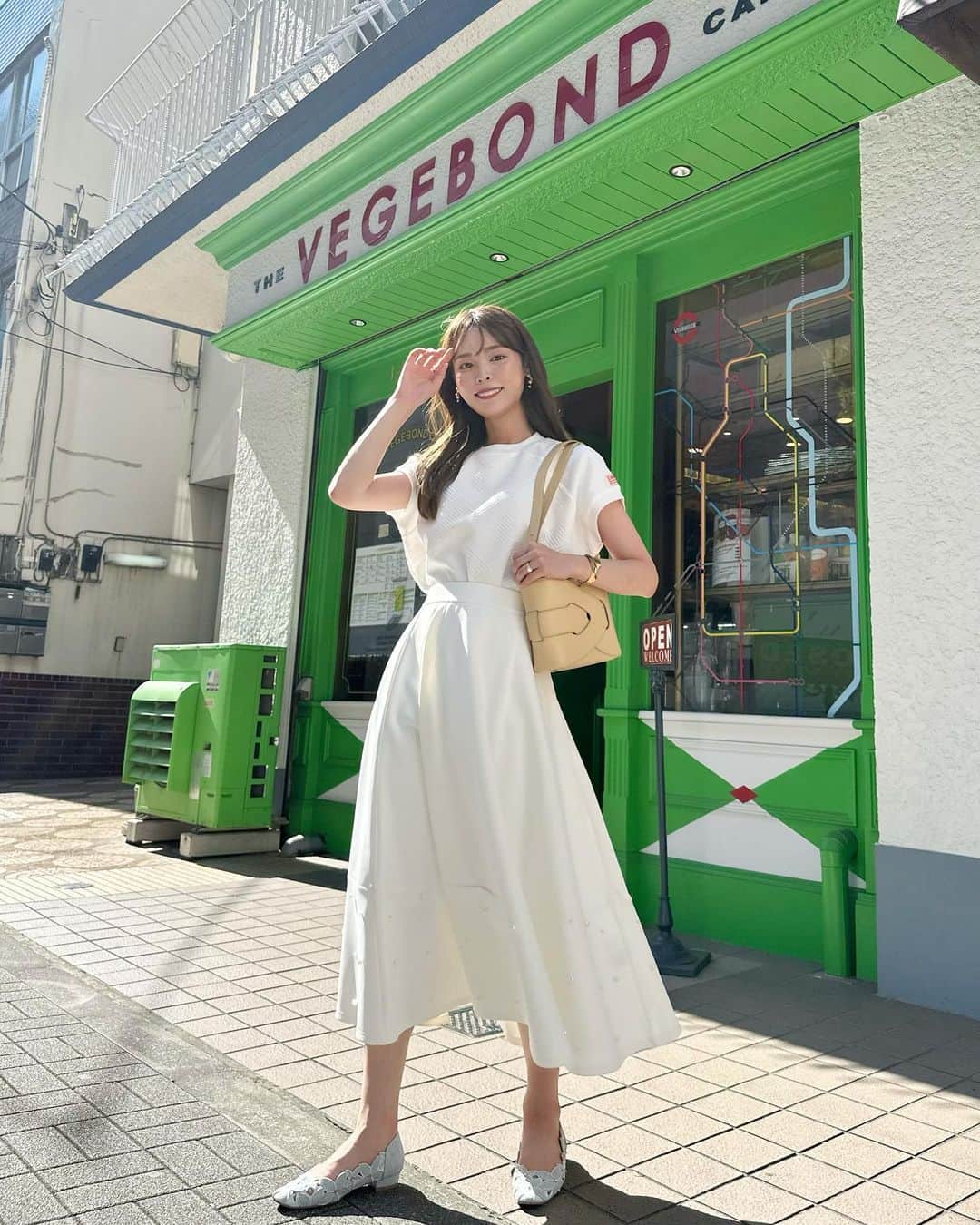 磯田 ひかる(Hikaru Isoda) のインスタグラム：「こんばんは♡ 金曜日ですね〜☺️🫶  今週は時差ボケと撮影続きで、なかなかいつものペースに戻すのが大変な1週間でした...😹  夏になるとホワイトコーデが着たくなる👒⸒⸒  みんなはどう？🥰  【着用アイテム】 Tops 《JaVa ジャバコラボ》大人の上級見え。斜めストライプ柄ラグランTee ¥2,699税込  Skirt  パール付き裾切り替えダンボールフレアスカート  価格:5,900円  Shoes  フラワーカットワークラメパンプス ¥ 12,100  ------------------------------ picaru：162cm / 骨格ウェーブ 1st ブライトスプリング 2nd ブライトサマー  大人可愛いスタイルアップコーデ ヘアメイクを合わせた トータルスタイリングを提案🤍  不定期にストーリーで ファッションお悩み相談募集中🥰 ------------------------------  他の投稿を見る→【@picaruuu】」